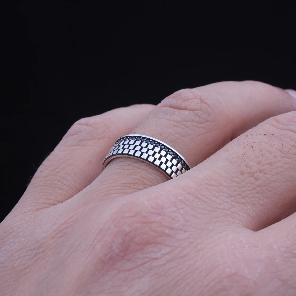 Bal Peteği Desenli Siyah Taşlı Erkek Alyans