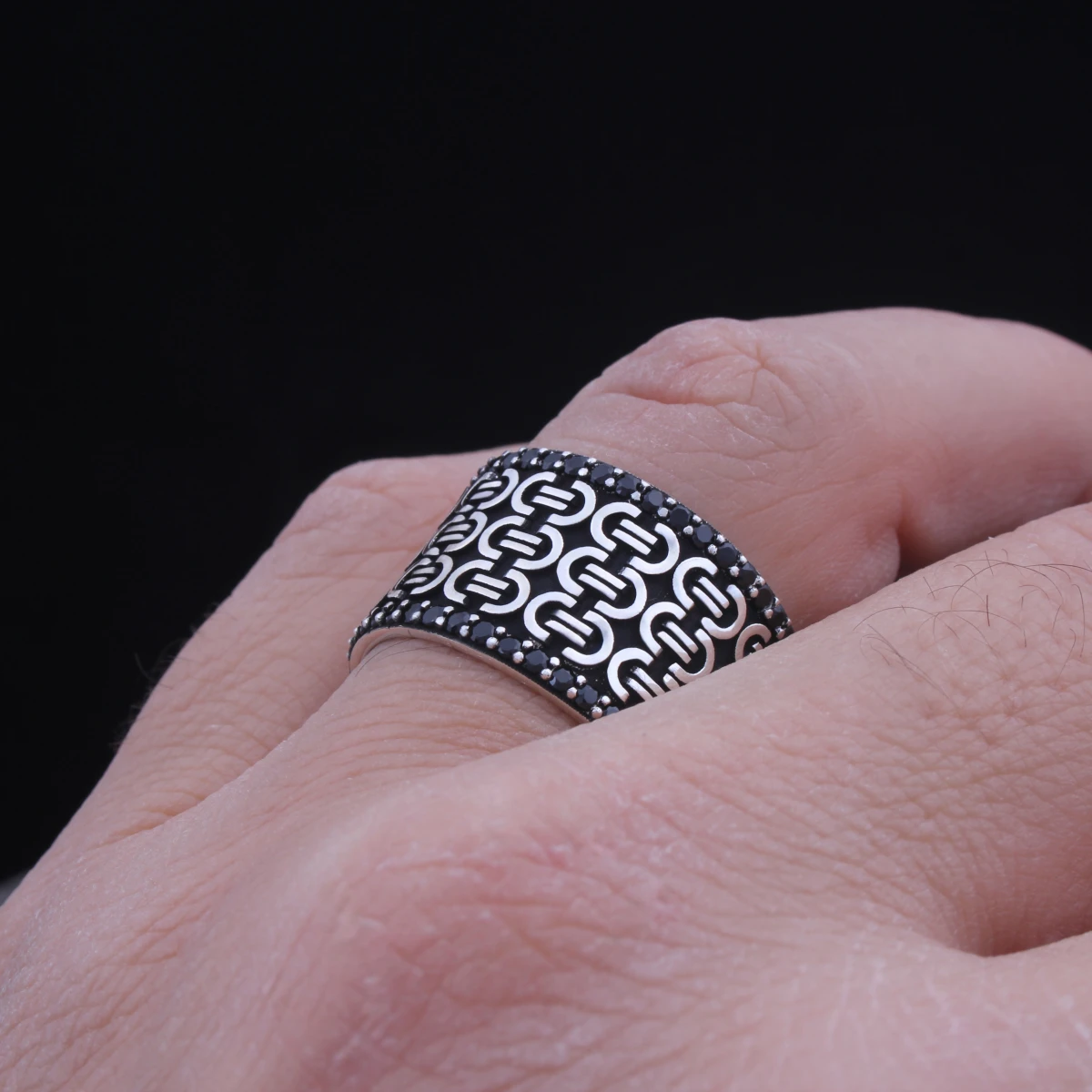 Kare Desenli Çift Sıra Siyah Taşlı Erkek Alyans