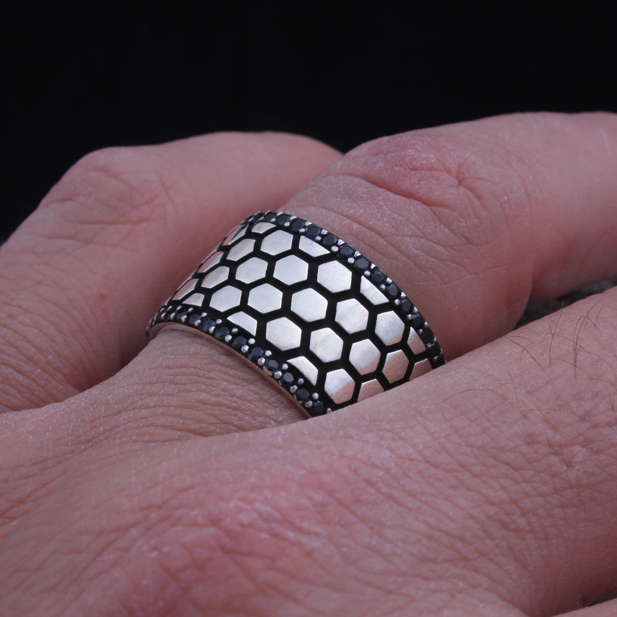 Petek Desenli Siyah Taşlı Erkek Alyans