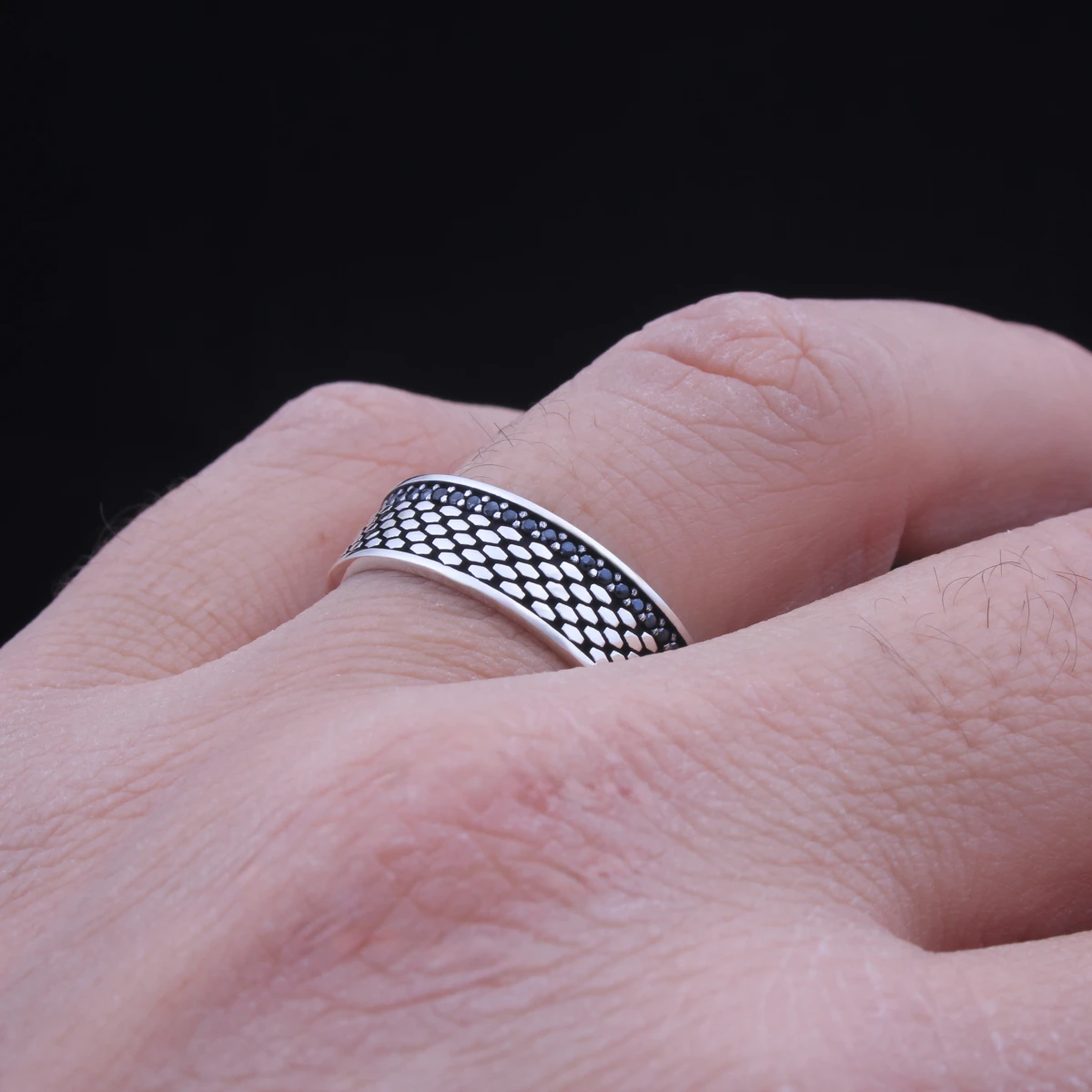 Tek Sıra Siyah Taşlı Gümüş Alyansı