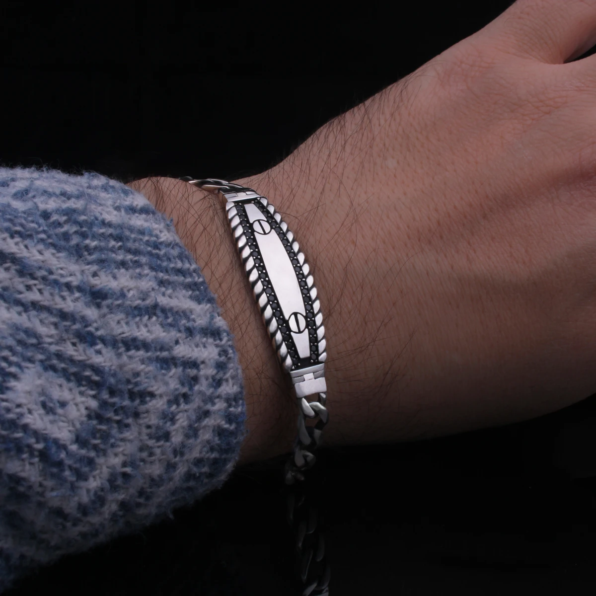 Burgu Halat Desenli ve Vida Detaylı Siyah Zirkon Taşlı Lüks Gurmet Zincir Bileklik