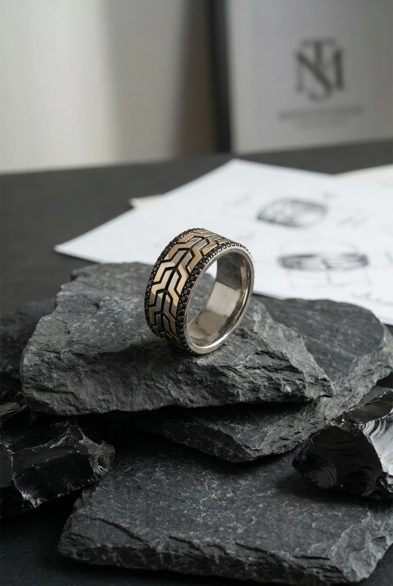 Geometrik Desenli Siyah Zirkon Taşlı Erkek Alyans