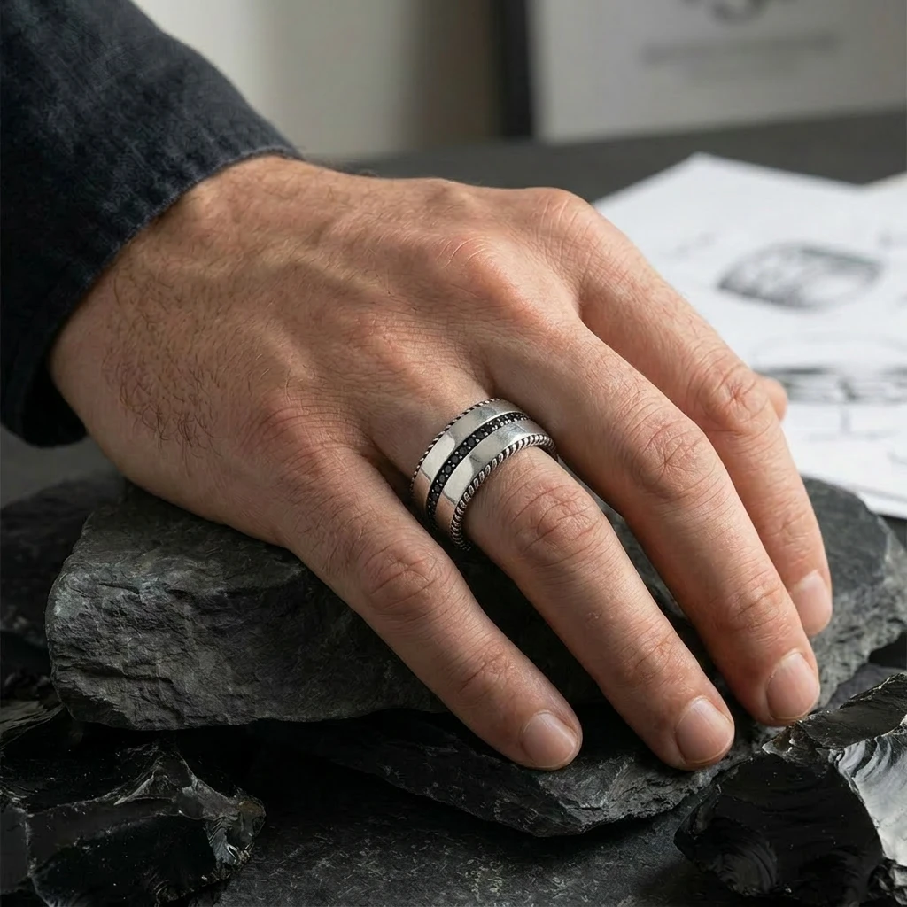 Asimetrik Siyah Taşlı ve Burgu Desenli Erkek Alyans