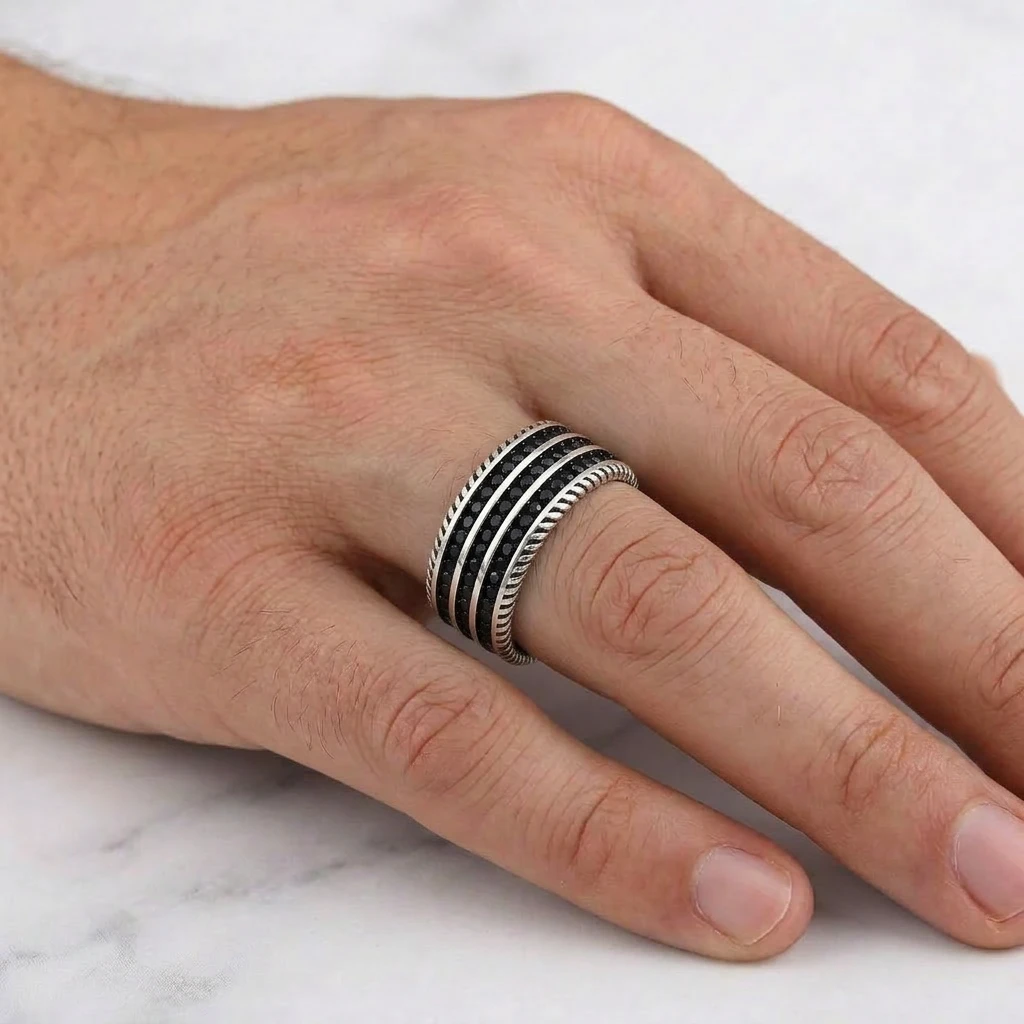 Üç Sıra Siyah Taşlı ve Burgu Kenarlı Erkek Alyans