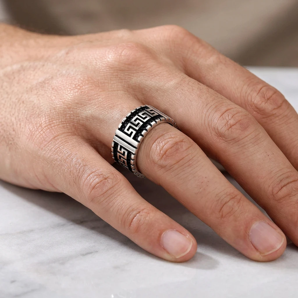 Grek Anahtarı Desenli Siyah Taşlı Erkek Alyans