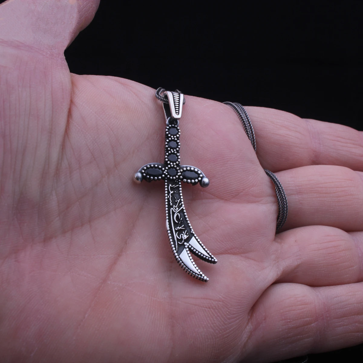 Zülfikar ve (Zülfikar_dan keskin kılıç, Aliden büyük yiğit yoktur) Yazılı Gümüş Kolye Ucu