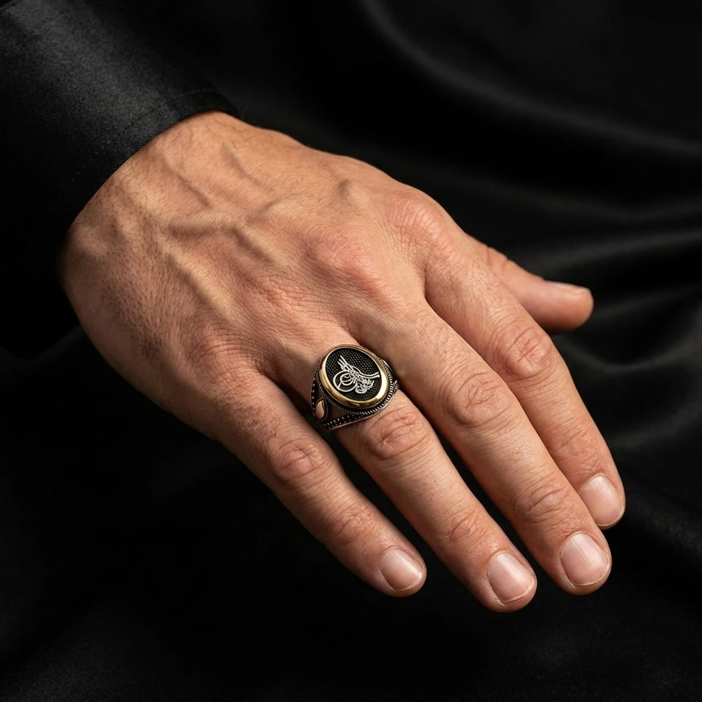 Osmanlı Tuğrası Motifli Siyah Mikro Taşlı Erkek Yüzük