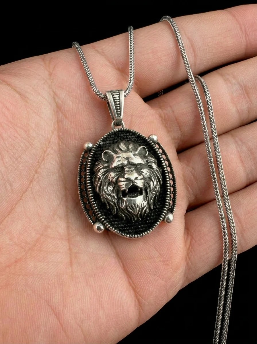 Aslan Başı Kabartmalı Siyah Taşlı Erkek Kolye Ucu