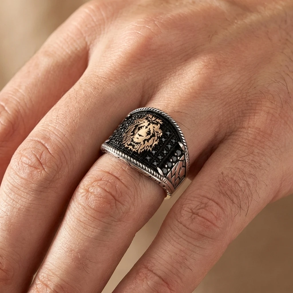 Altın Detaylı Aslanlı Siyah Mikro Taşlı Erkek Yüzüğü