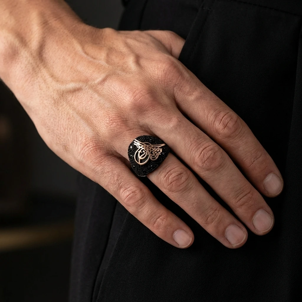 Altın Renkli Osmanlı Tuğrası ve Siyah Taşlı Erkek Yüzüğü