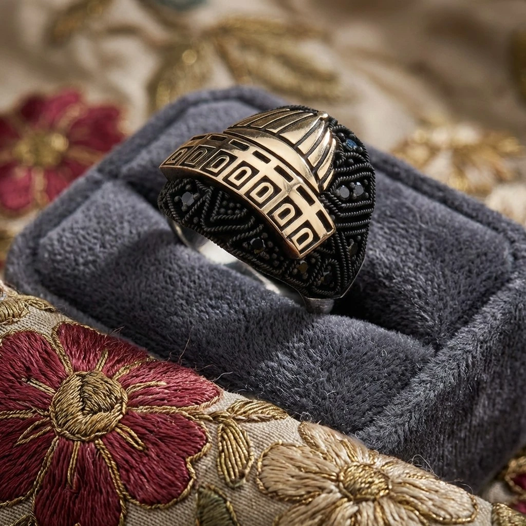 Altın Detaylı Kubbet-üs Sahra Figürlü ve Siyah Taşlı Erkek Yüzüğü