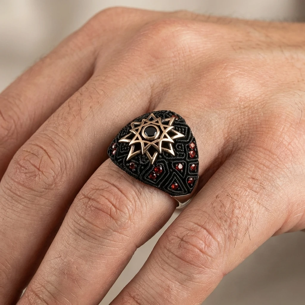 Kırmızı Zirkon Taşlı ve Selçuklu Yıldızı Tasarımlı Gümüş Erkek Yüzük