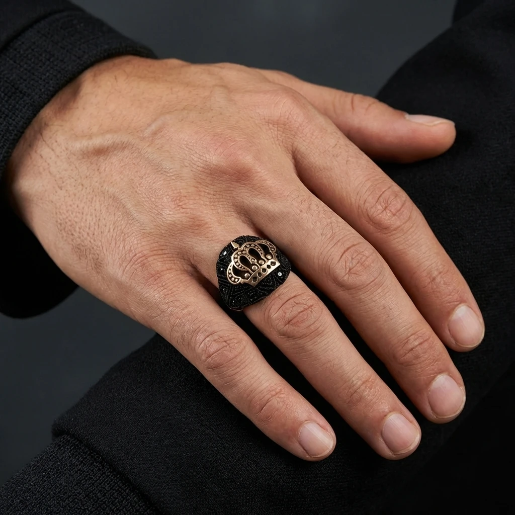 Kral Tacı Figürlü Siyah Zirkon Taşlı Gümüş Erkek Yüzük