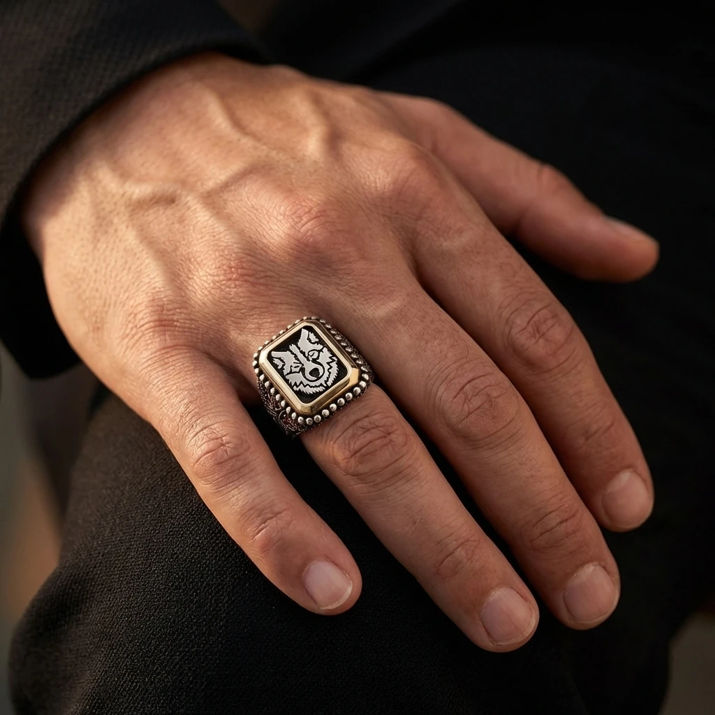 Heybetli Kare Tasarım Kırmızı Taşlı Bozkurt Erkek Yüzük