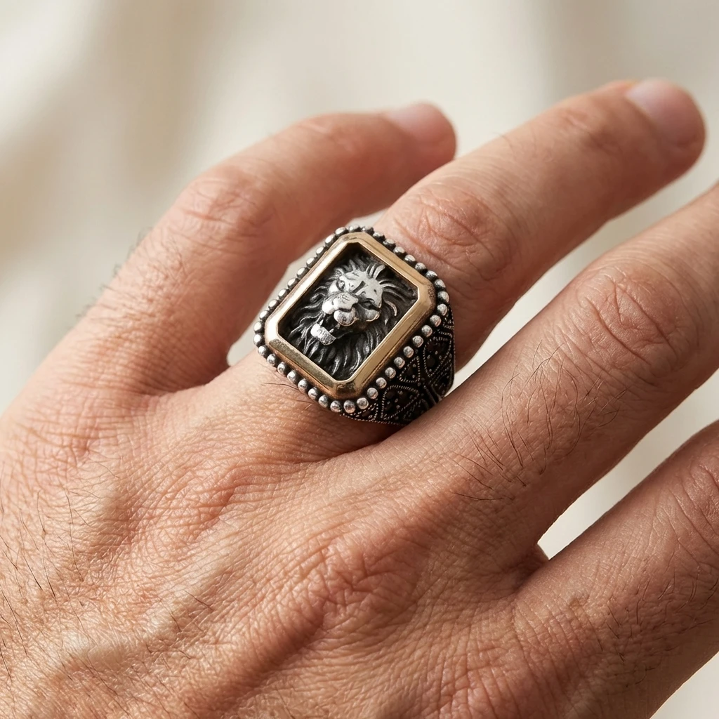 Heybetli Kare Tasarım Siyah Taşlı Aslan Erkek Yüzük
