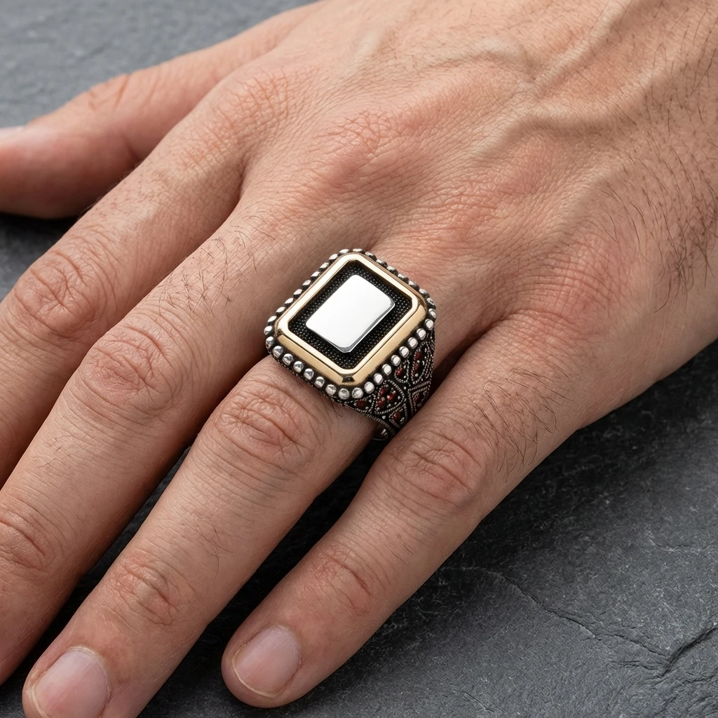 Heybetli Kare Tasarım Kırmızı Taşlı Minimalist Erkek Yüzük