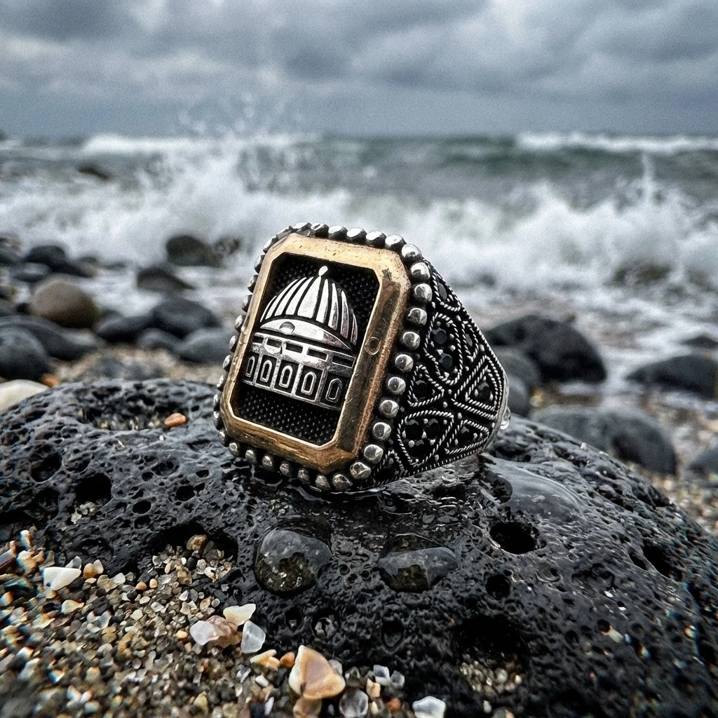 Heybetli Kare Tasarım Siyah Taşlı Mescid-i Aksa Erkek Yüzük