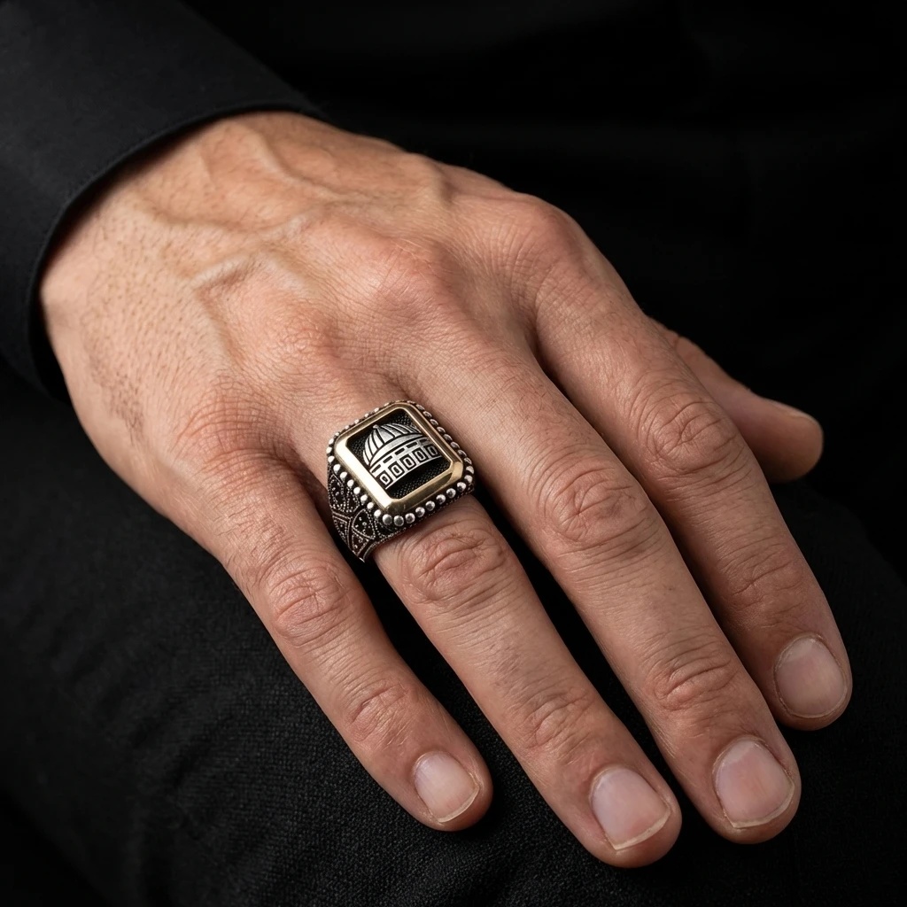 Heybetli Kare Tasarım Siyah Taşlı Mescid-i Aksa Erkek Yüzük