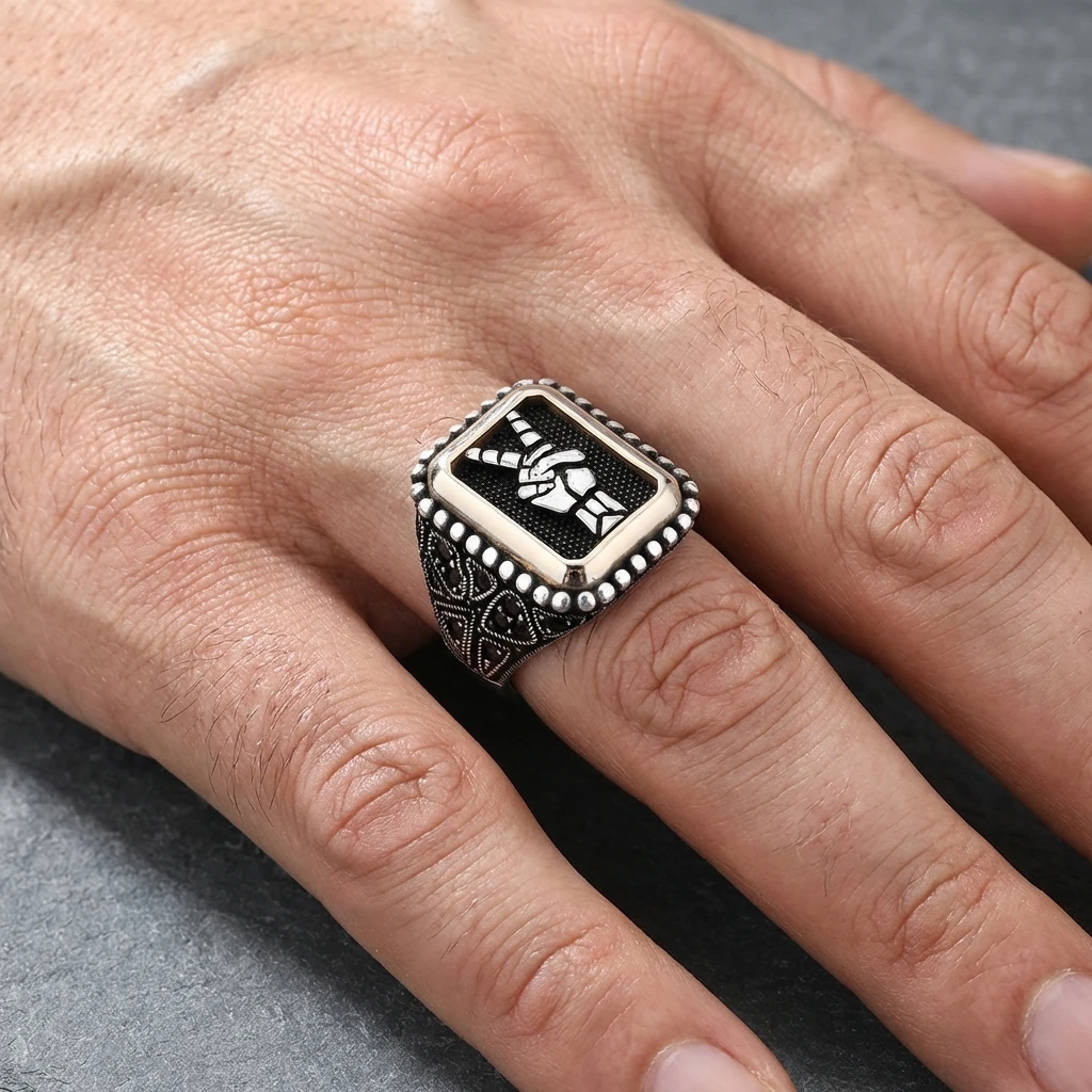 Heybetli Kare Tasarım Siyah Taşlı Zafer İşareti Erkek Yüzük