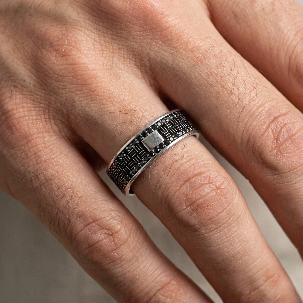 Özel Plakalı ve Çizgi Desenli Taşlı Alyans