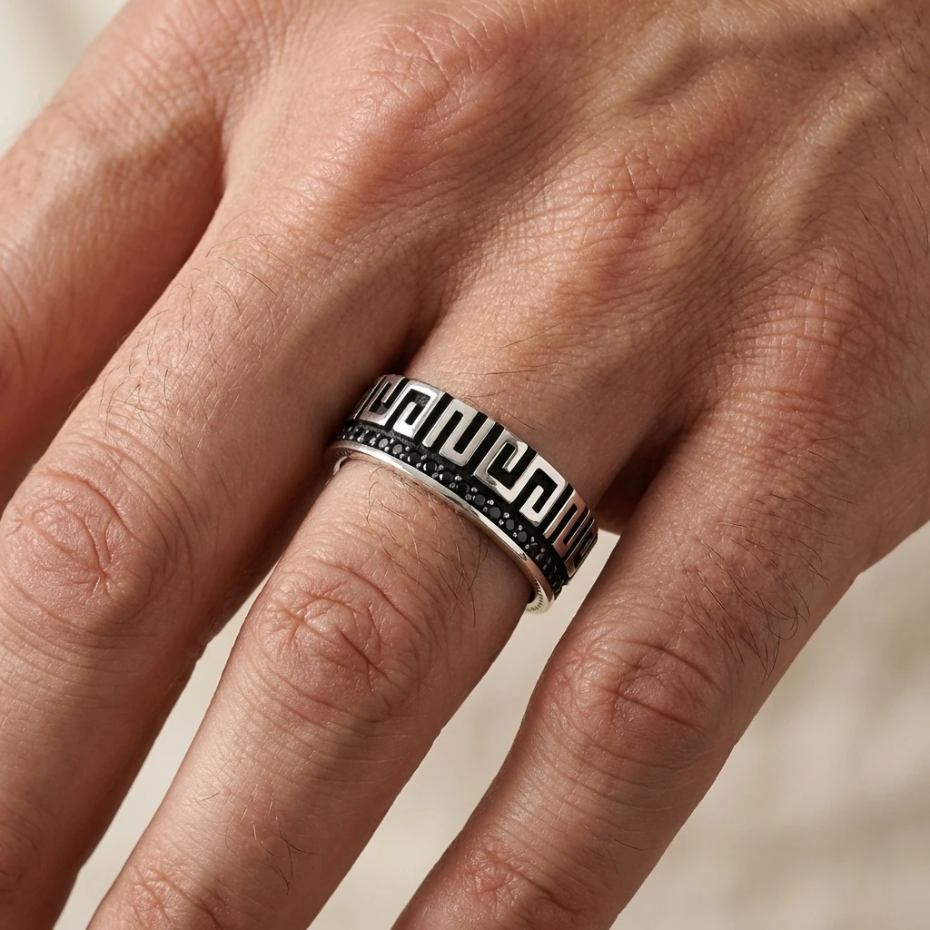 Grek Anahtarı Desenli Siyah Taşlı Alyans