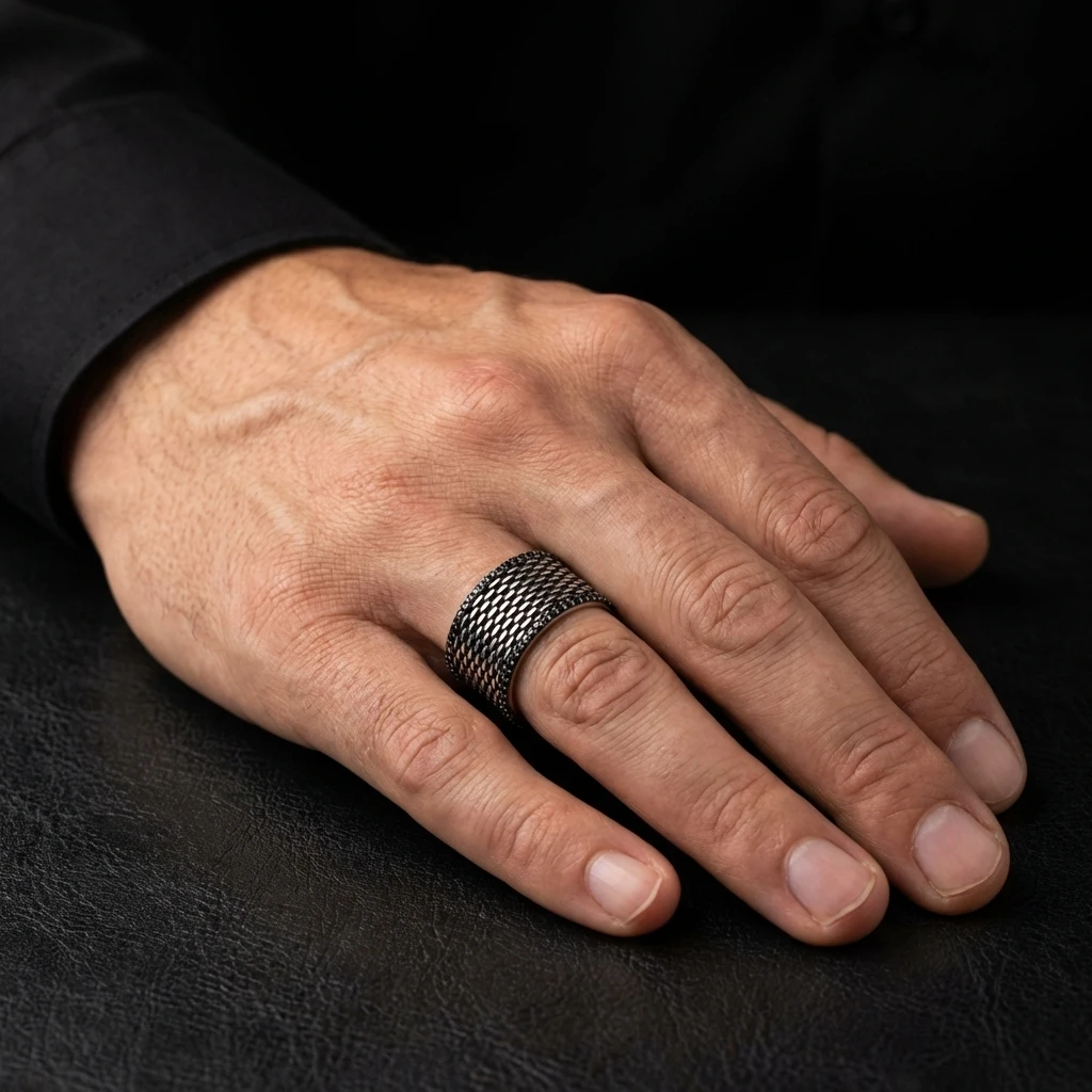 Hasır Desenli ve Siyah Taşlı Geniş Erkek Alyans