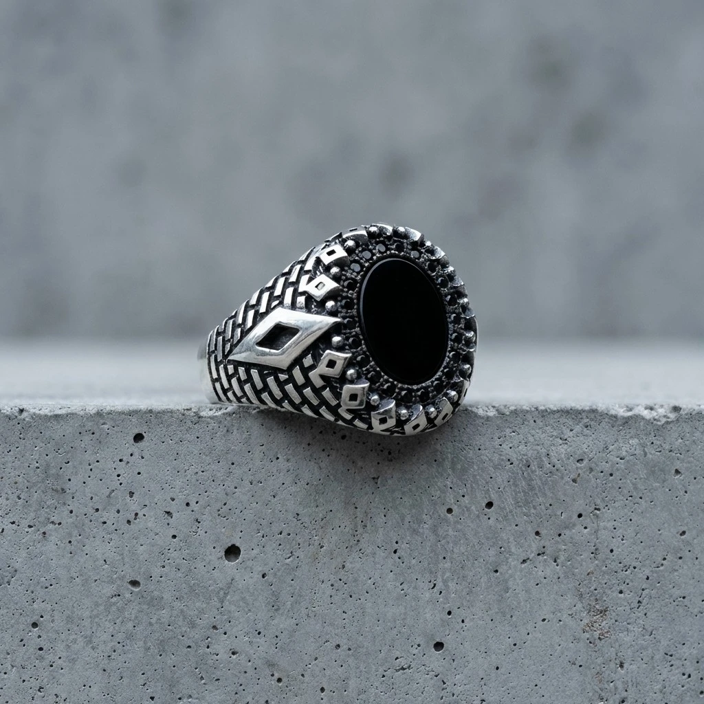 Baklava Panelli ve Tuğla Dokulu Siyah Oniks Erkek Yüzük