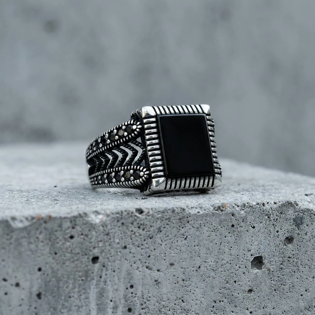 Gümüş Kare Siyah Oniks Taşlı Örgü Desenli Erkek Yüzük