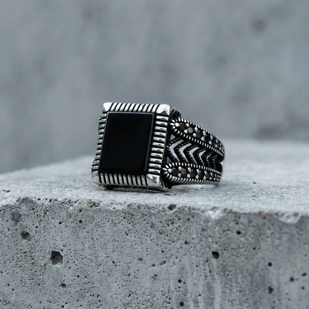 Gümüş Kare Siyah Oniks Taşlı Örgü Desenli Erkek Yüzük
