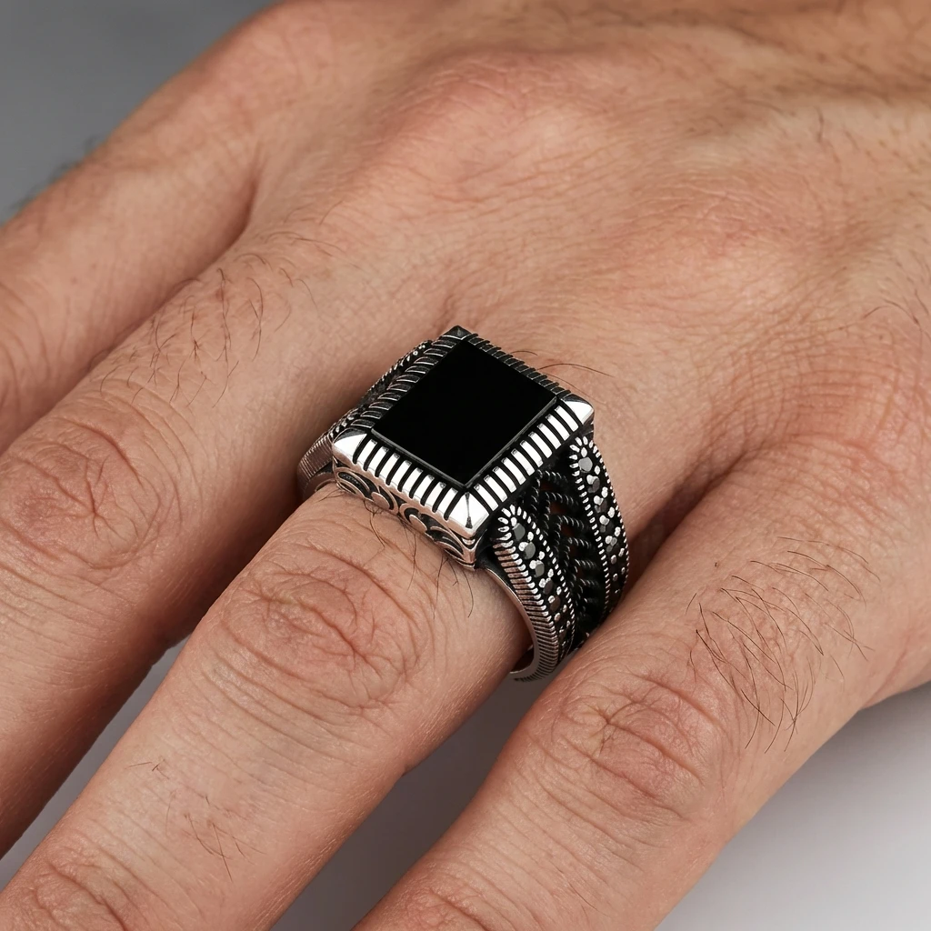 Gümüş Kare Siyah Oniks Taşlı Örgü Desenli Erkek Yüzük