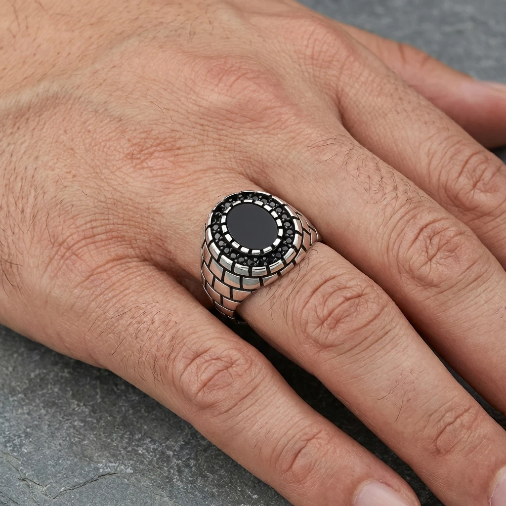 Geometrik Blok İşlemeli Siyah Taşlı Gümüş Erkek Yüzüğü
