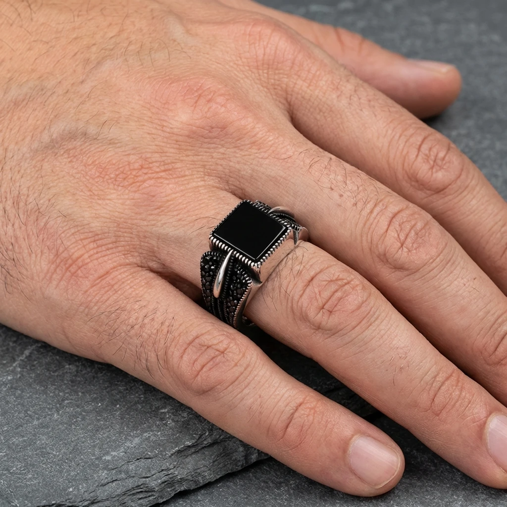 Siyah Kare Taşlı Kavisli Pençe Tasarım Gümüş Erkek Yüzüğü