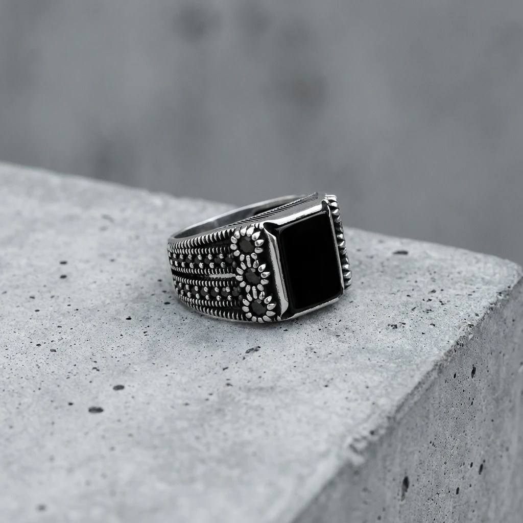 Siyah Kare Taşlı Yanları Mikro Siyah Zirkon İşlemeli Gümüş Erkek Yüzüğü