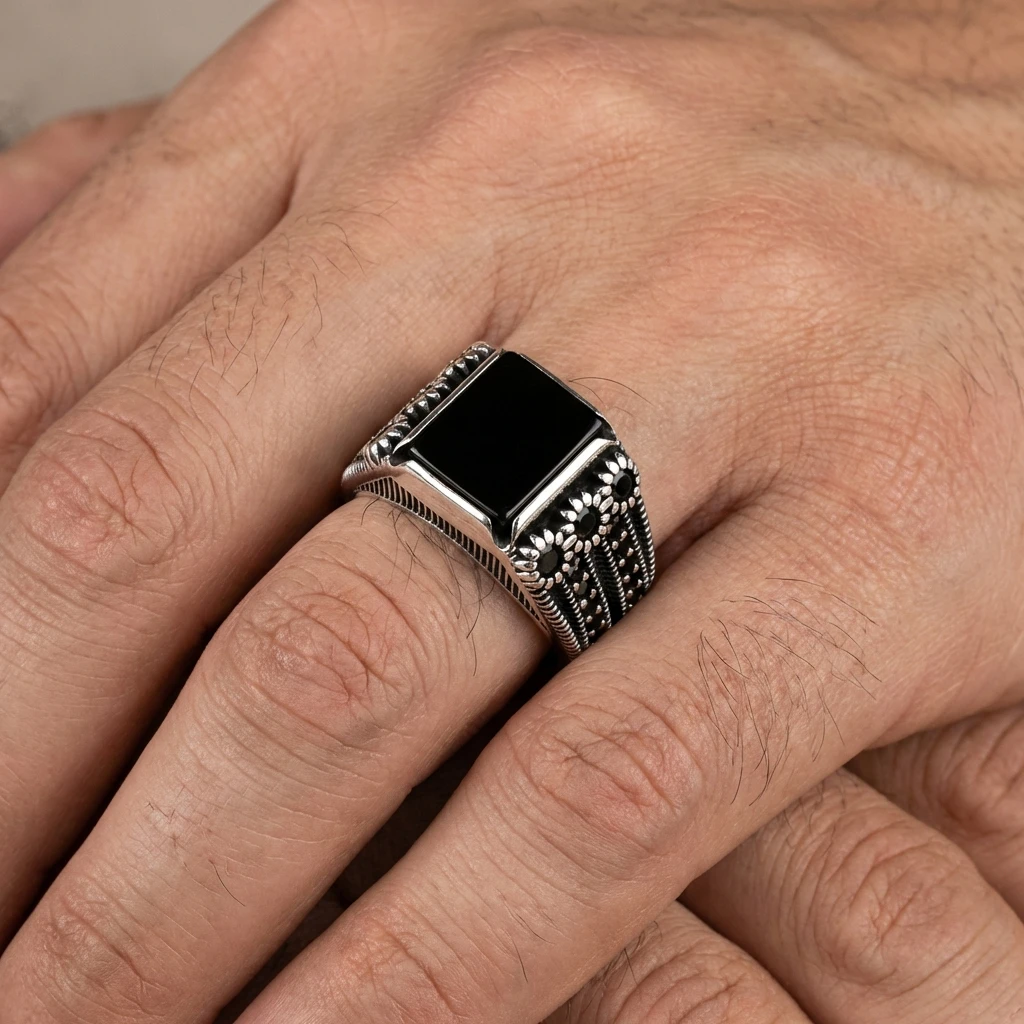 Siyah Kare Taşlı Yanları Mikro Siyah Zirkon İşlemeli Gümüş Erkek Yüzüğü