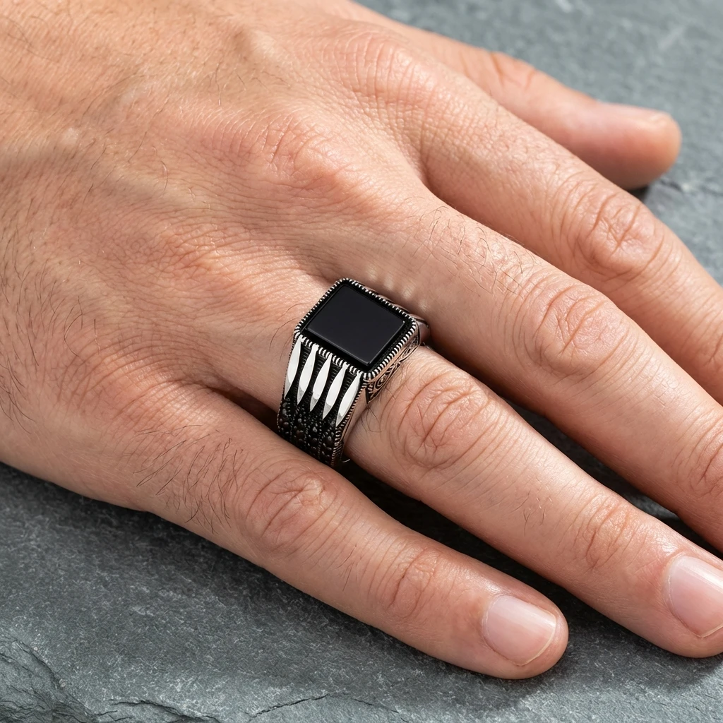 Siyah Kare Taşlı Yanları Mikro Zirkon ve Barok İşlemeli Gümüş Yüzük