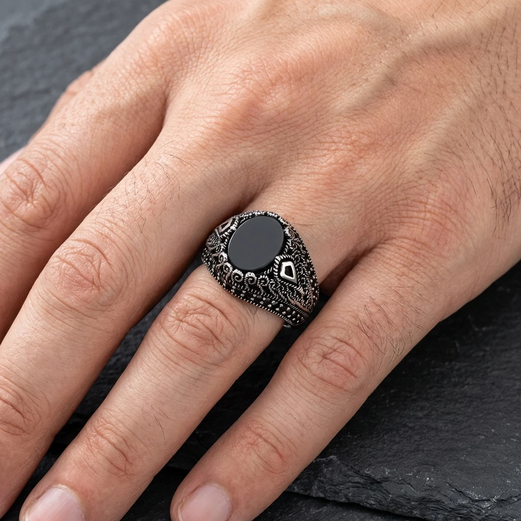 Oval Siyah Taşlı Yanları Mikro Zirkon ve Damla Motifli Gümüş Yüzük