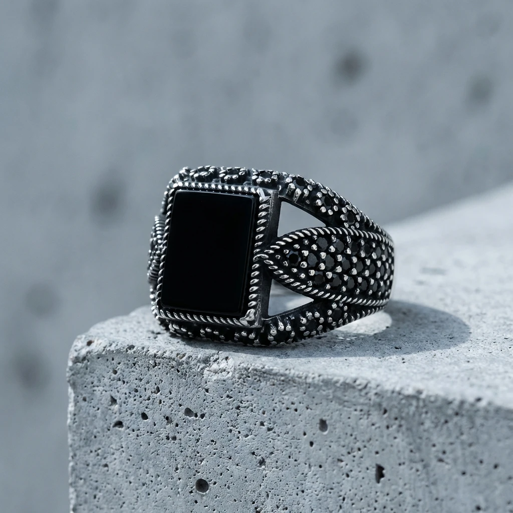 Siyah Kare Taşlı Yanları Çiçek Desenli ve Burgu Çerçeveli Gümüş Yüzük