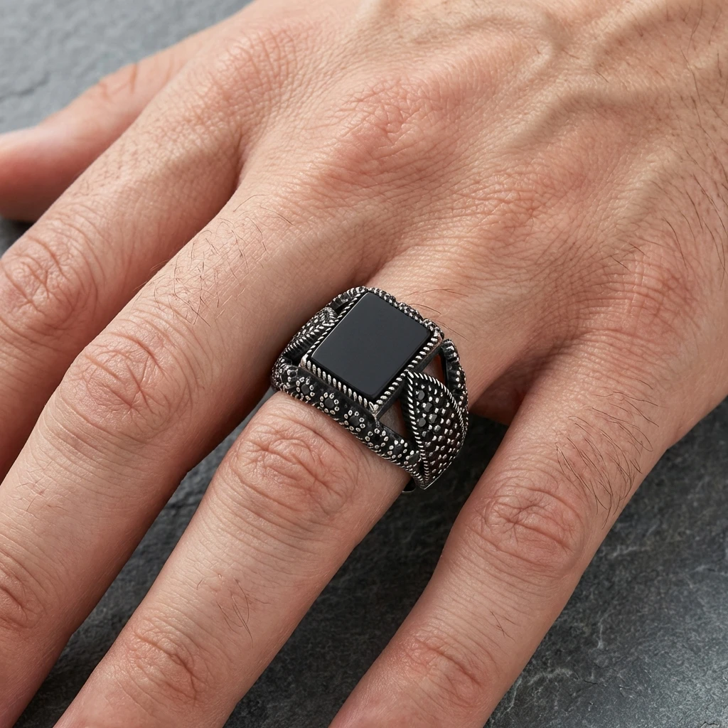 Siyah Kare Taşlı Yanları Çiçek Desenli ve Burgu Çerçeveli Gümüş Yüzük