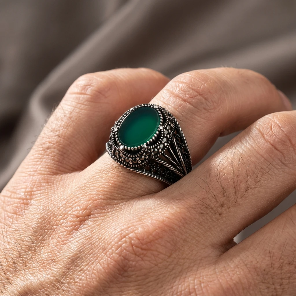 Yeşil Doğal Taşlı Yanları Pencereli ve Mikro Taşlı Gümüş Erkek Yüzüğü