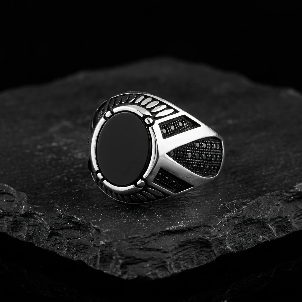 V-Hattı İşlemeli Siyah Oniks Erkek Yüzük