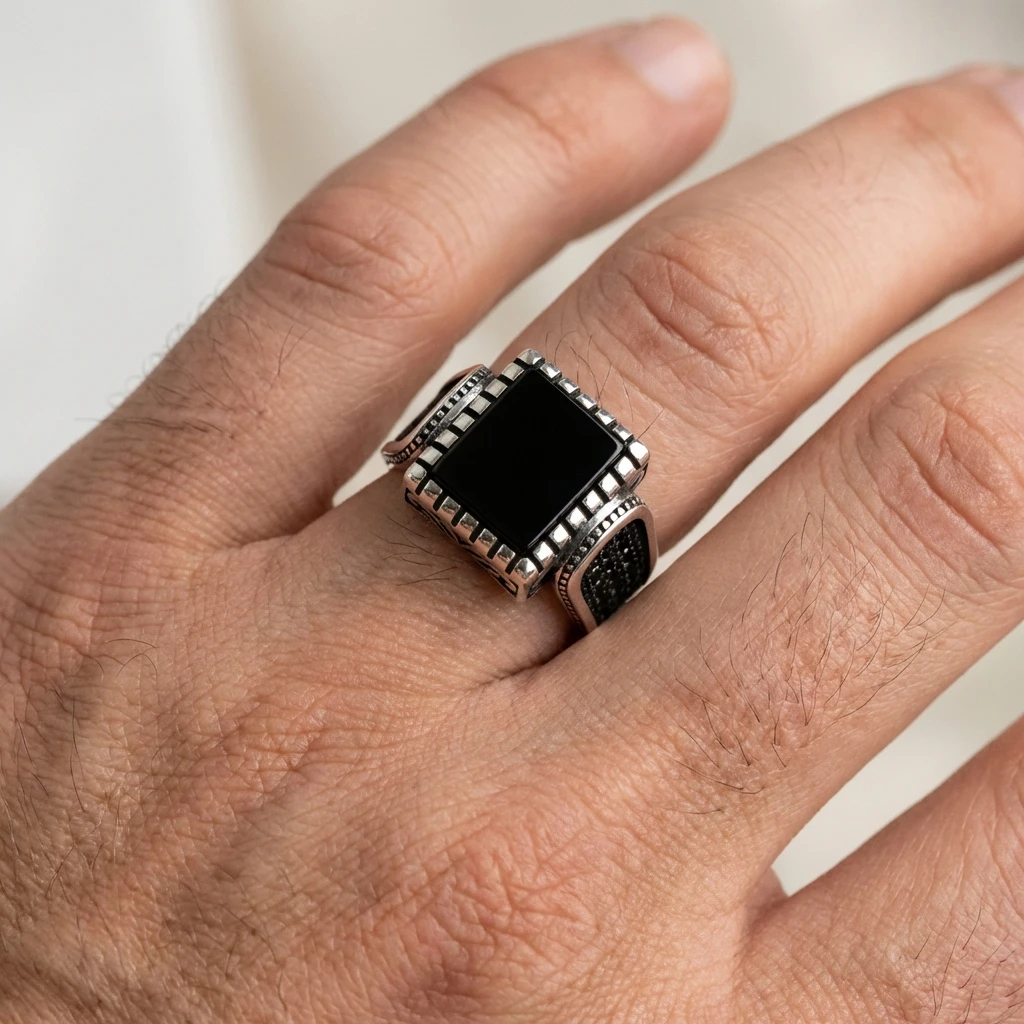 Gravür İşlemeli Kare Siyah Oniks Erkek Yüzük