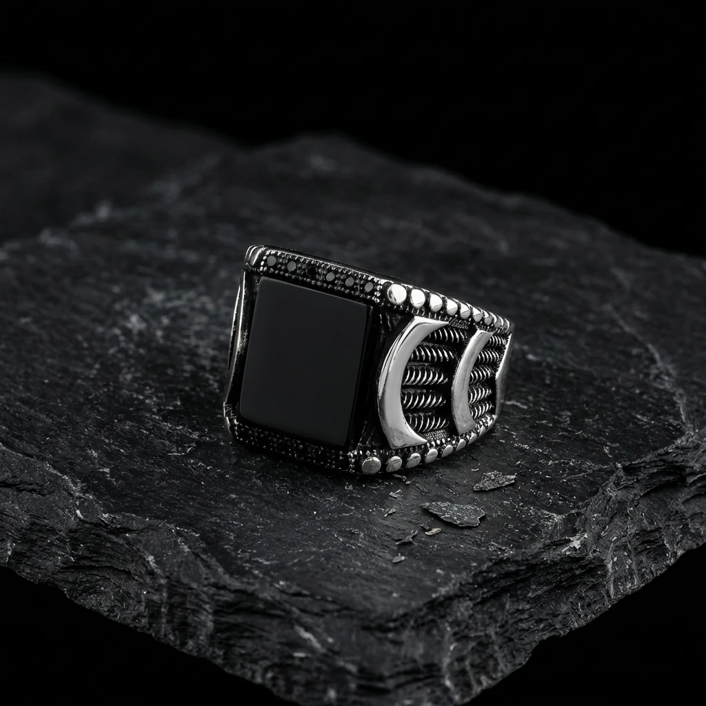 Üç Hilal Detaylı Kare Siyah Oniks Erkek Yüzük