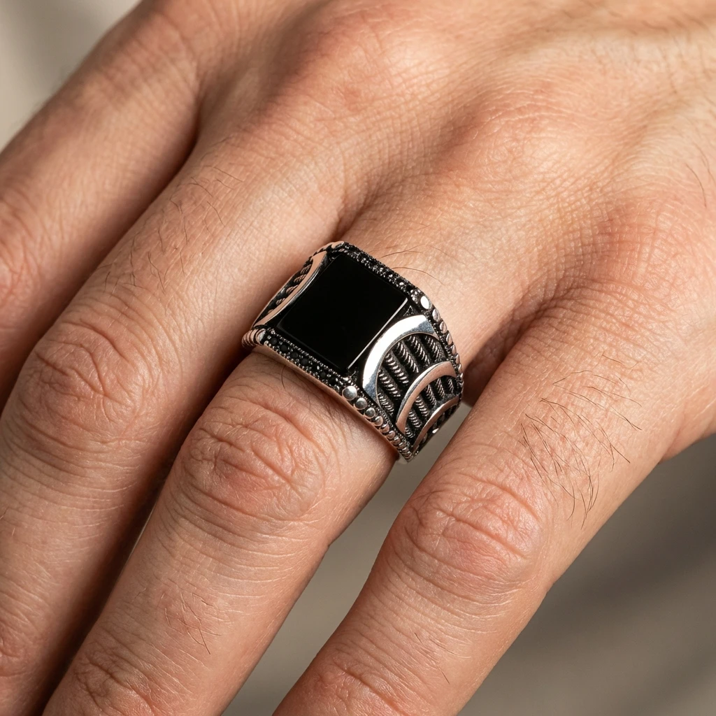 Üç Hilal Detaylı Kare Siyah Oniks Erkek Yüzük