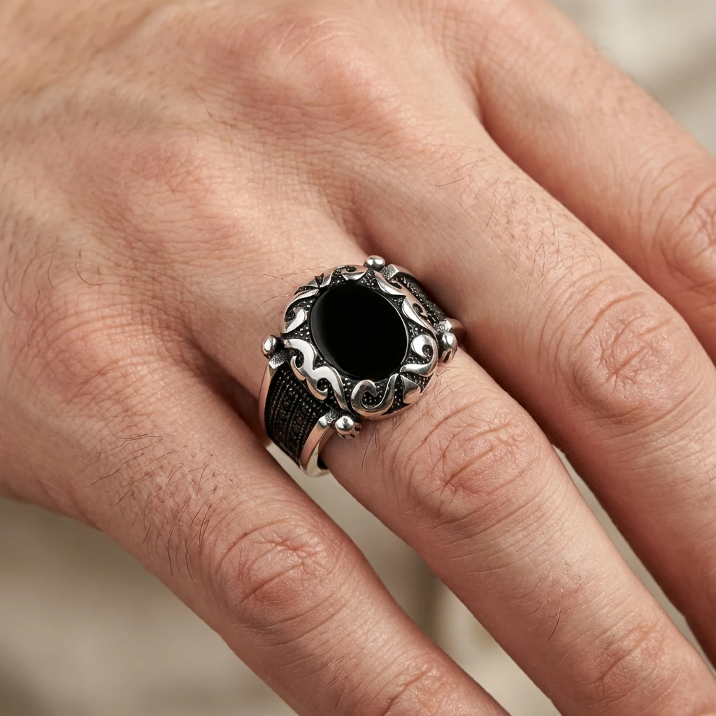 Kavisli İşlemeli Yuvarlak Siyah Oniks Erkek Yüzük