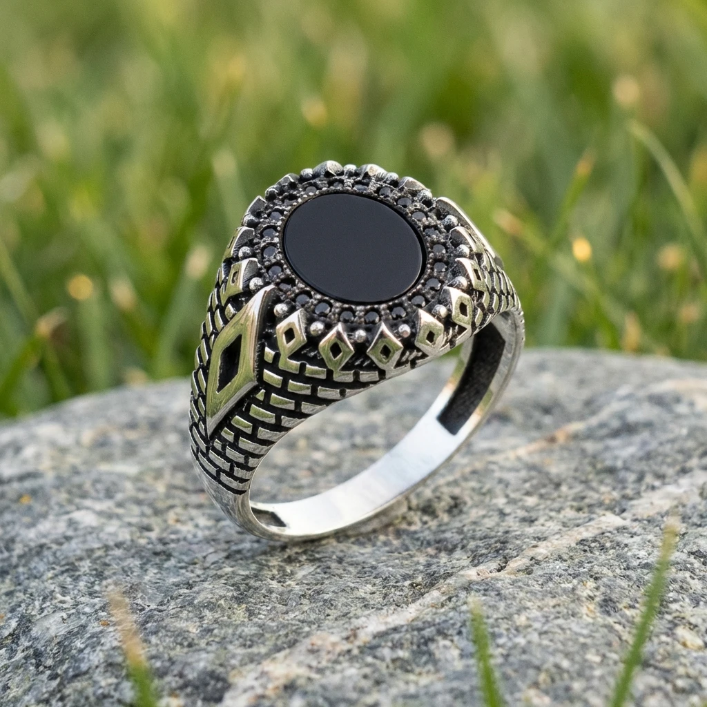 Baklava Panelli ve Tuğla Dokulu Siyah Oniks Erkek Yüzük