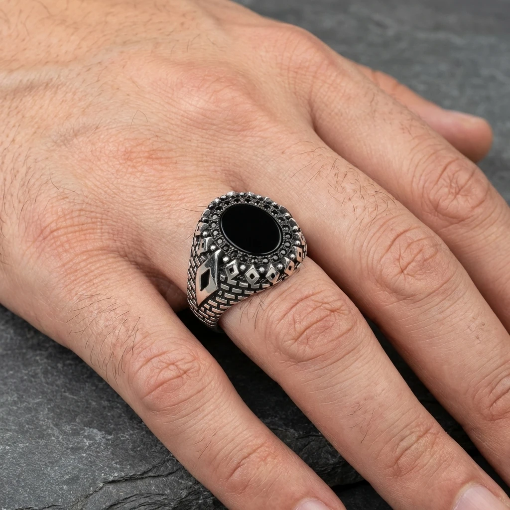 Baklava Panelli ve Tuğla Dokulu Siyah Oniks Erkek Yüzük