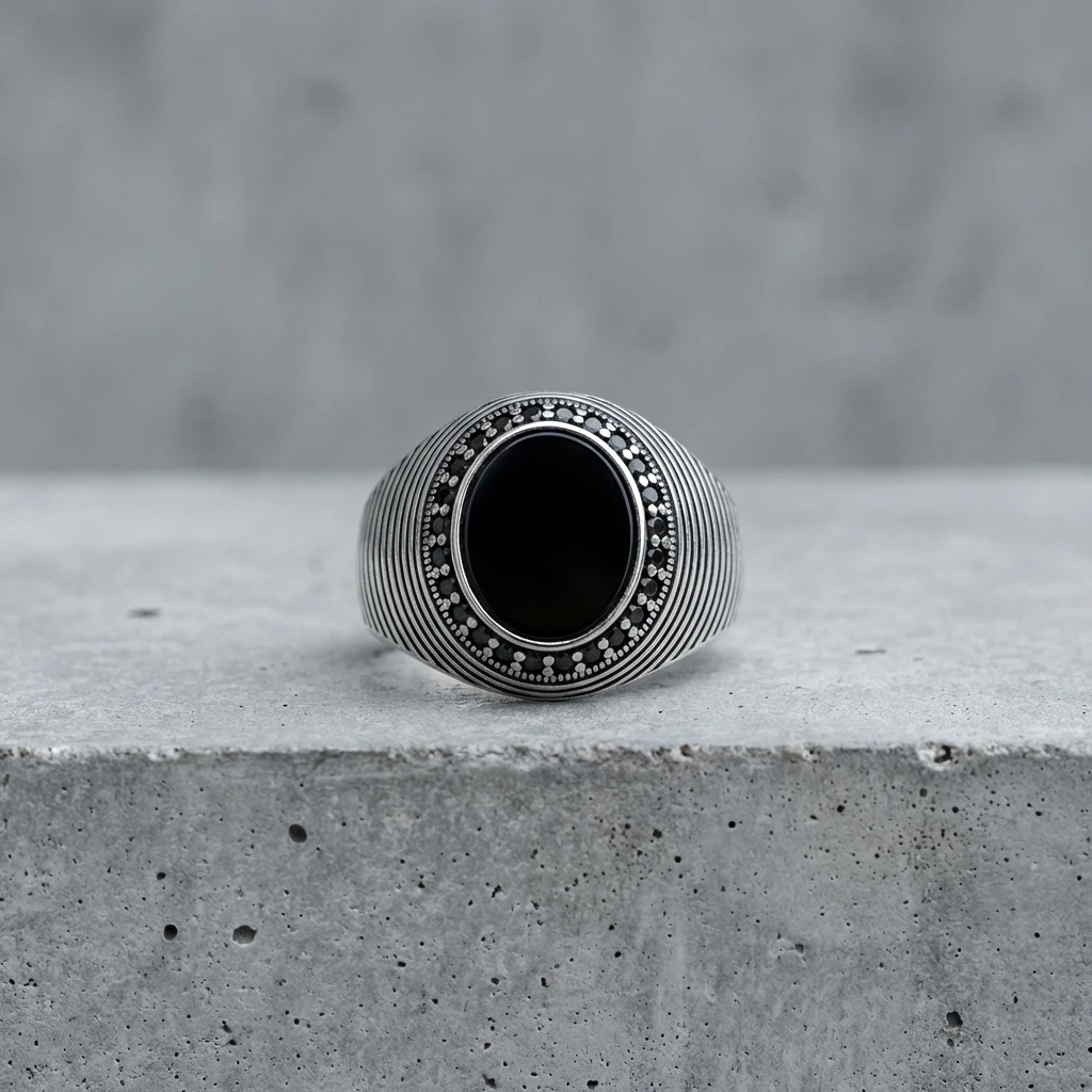 Yatay Çizgi Desenli Oniks Taşlı Ve Siyah Zirkon İşlemeli Erkek Yüzük