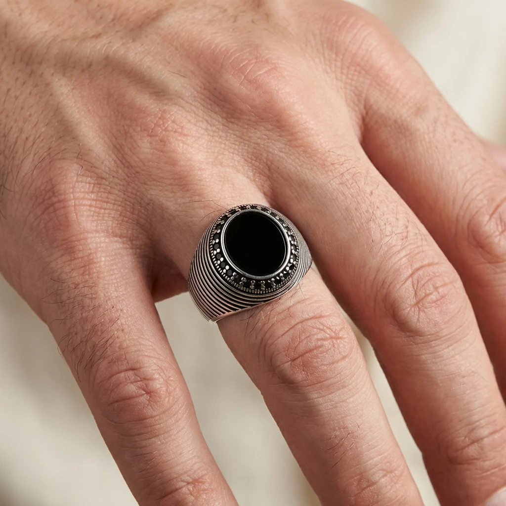 Yatay Çizgi Desenli Oniks Taşlı Ve Siyah Zirkon İşlemeli Erkek Yüzük