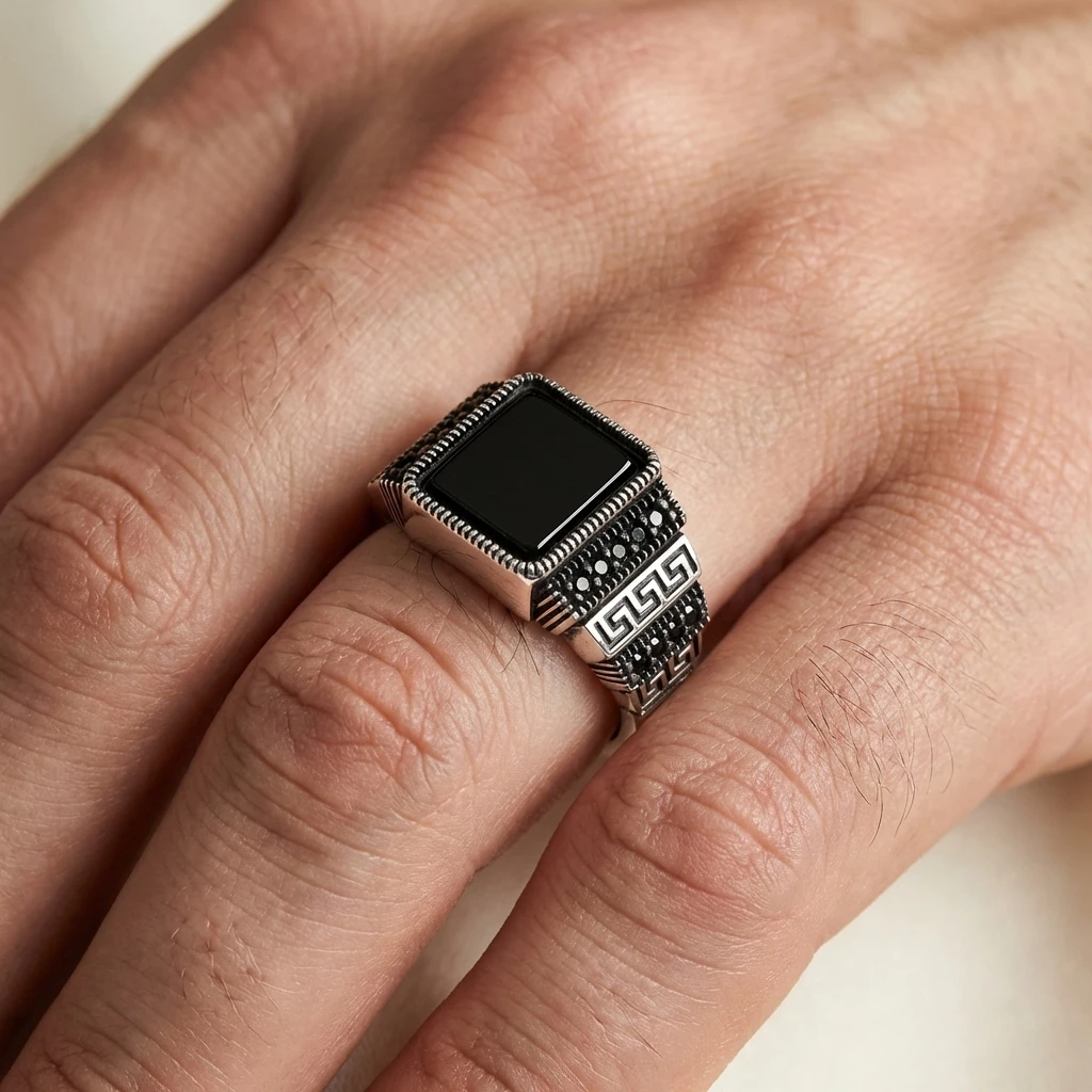 Grek Desenli Kare Siyah Oniks Erkek Yüzük