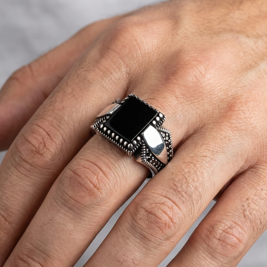 Perçin Detaylı Kare Siyah Oniks Erkek Yüzük